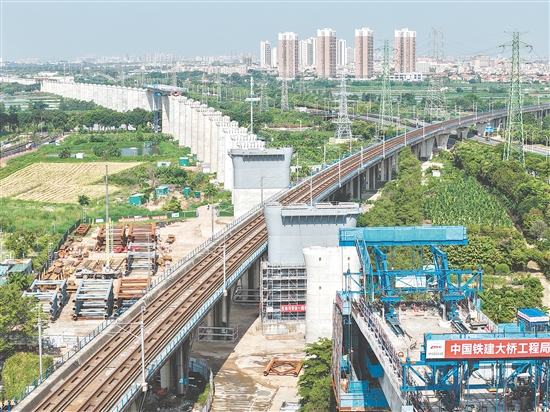 鋼墩柱吊裝作業(yè)的圓滿完成，為鋼桁梁上跨廣珠城際鐵路施工奠定基礎(chǔ)。
