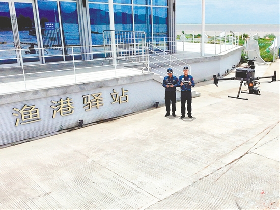 海警執(zhí)法員操作無人機(jī)起飛。
