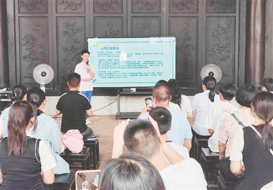 新會高考優(yōu)秀學(xué)子結(jié)合自身經(jīng)歷分享經(jīng)驗(yàn)。