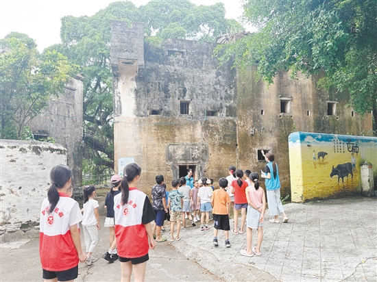 孩子們通過(guò)建筑了解古村落的歷史。