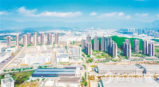 鶴山以產(chǎn)業(yè)發(fā)展為核心，持續(xù)壯大縣域經(jīng)濟(jì)。圖為鶴山工業(yè)城（共和鎮(zhèn)）俯瞰圖。