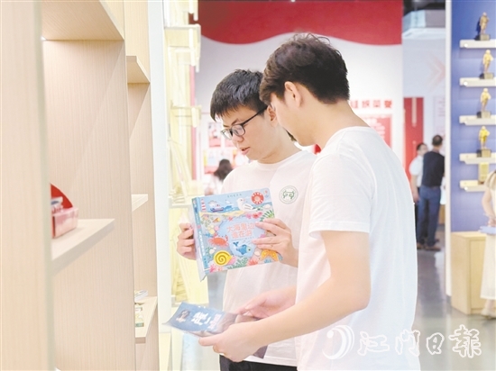 湖北大學(xué)師生走進(jìn)鶴山龍頭企業(yè)，了解鶴山產(chǎn)業(yè)發(fā)展情況。