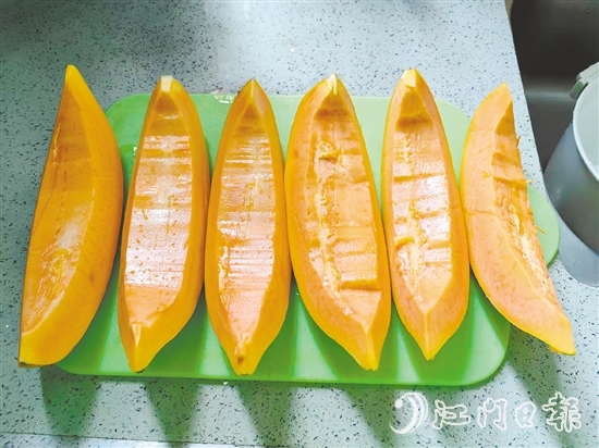 水果木瓜成熟后，果肉呈橙紅色，口感綿軟，冷藏后單獨食用清涼解暑，甜而不膩。