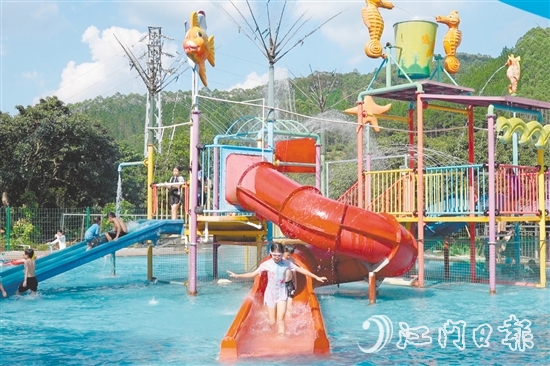 在彩虹山莊水上樂園，家長(zhǎng)帶著孩子游玩。
