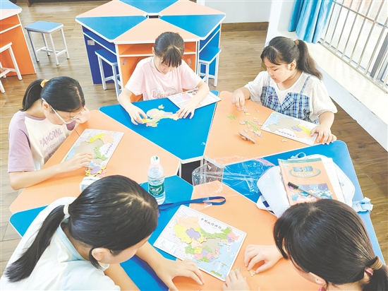 學(xué)生在拼中國地圖中，了解祖國的山川地貌、風(fēng)土物種、民族文化。