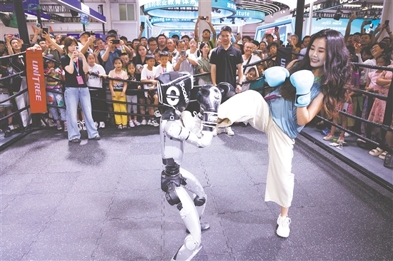 8月8日，宇樹(shù)科技人形機(jī)器人在2025世界機(jī)器人大會(huì)上進(jìn)行格斗表演。新華社發(fā)