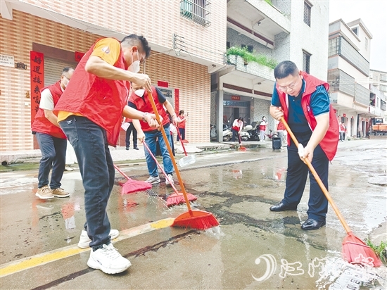 恩平市委統(tǒng)戰(zhàn)部、市新階聯(lián)聯(lián)合牛江鎮(zhèn)在圩鎮(zhèn)開展愛國衛(wèi)生行動。