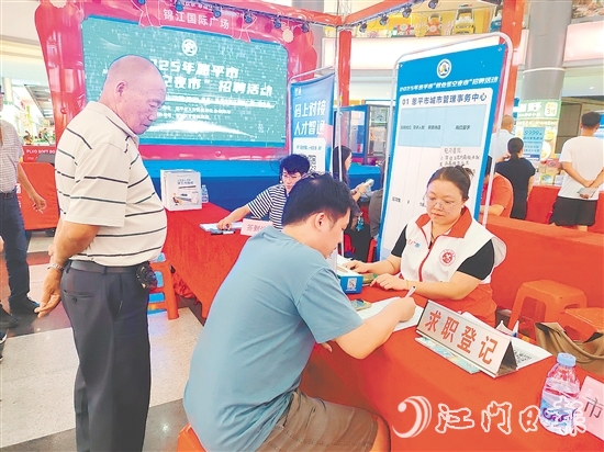有求職意向的年輕人在逛街時到招聘攤位咨詢。