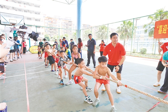 一群“萌娃”為參賽隊伍加油后，還興致勃勃地在現(xiàn)場玩起了拔河比賽。