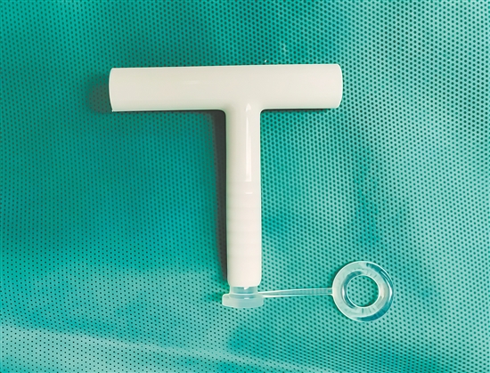 本次手術(shù)用的T形管，材質(zhì)柔軟。