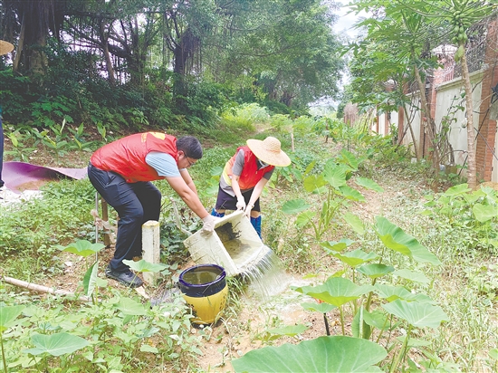 工作人員清空容器中的積水。