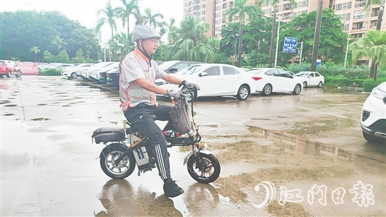 從跑長途運輸到做代駕司機，許凱最珍惜的是“能顧家”。