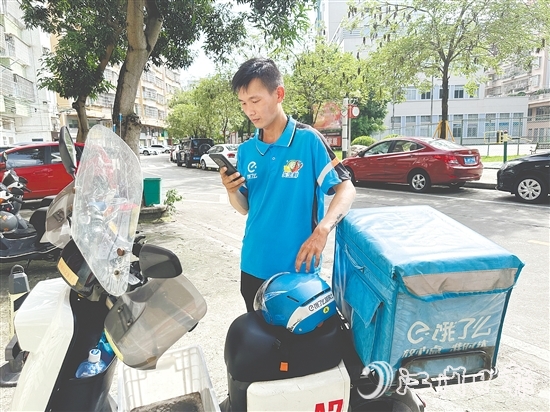 7年的騎手生涯，讓黃錦文成了開平街頭的“活地圖”。