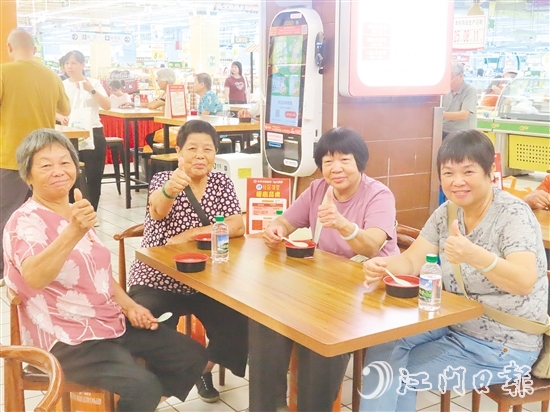 長者們點贊養(yǎng)生湯。