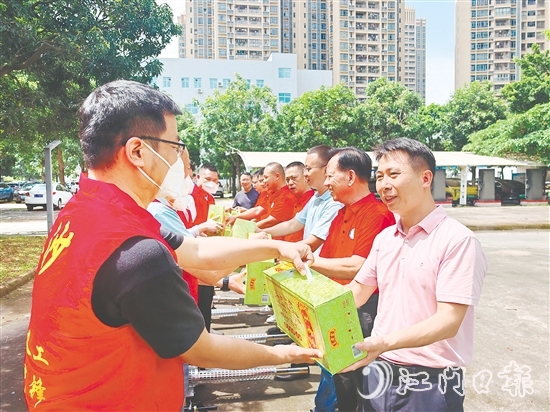 長(zhǎng)沙商會(huì)為工作人員送上清涼飲料。