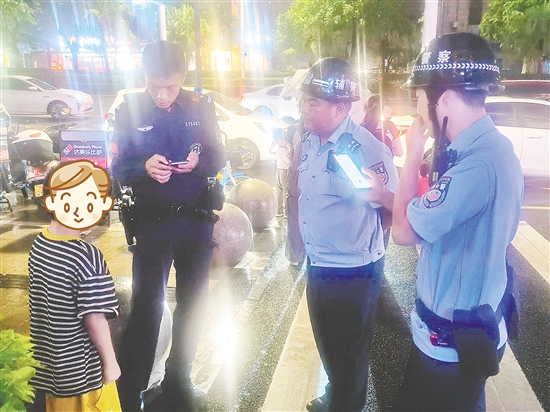 民警幫助走失小孩找尋家人。