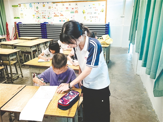 隊(duì)員對(duì)學(xué)生進(jìn)行輔導(dǎo)。