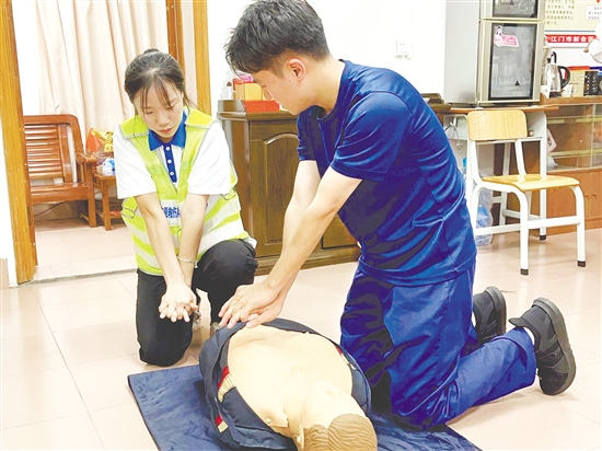 消防員參與心肺復(fù)蘇實(shí)訓(xùn)。