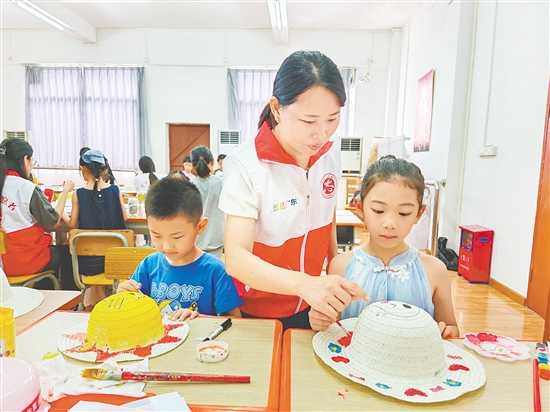 在月山鎮(zhèn)新時(shí)代文明實(shí)踐所，孩子們?cè)谥驹刚叩南ば闹笇?dǎo)下，將普通的日常用品變?yōu)樗囆g(shù)作品。