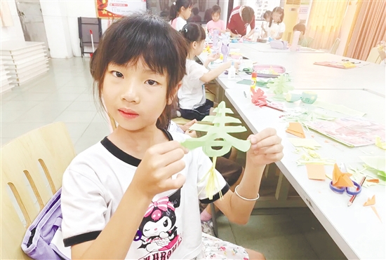 課堂上，孩子們學(xué)會剪“春”字。