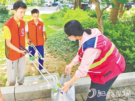 圭峰會(huì)城凝聚社會(huì)各方力量，參與人居環(huán)境集中整治攻堅(jiān)行動(dòng)，共建美麗家園。