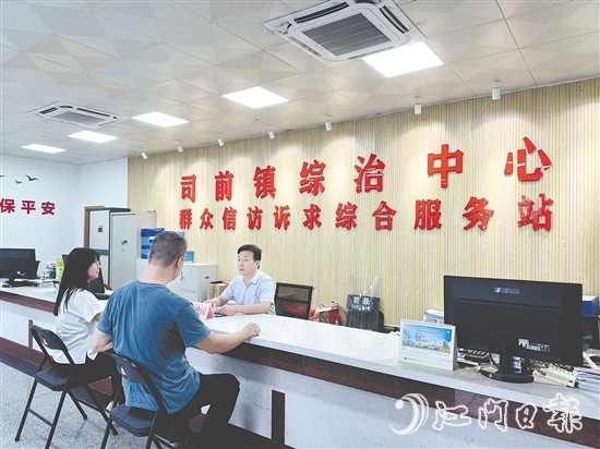 石政國在司前鎮(zhèn)綜治中心接訪群眾。