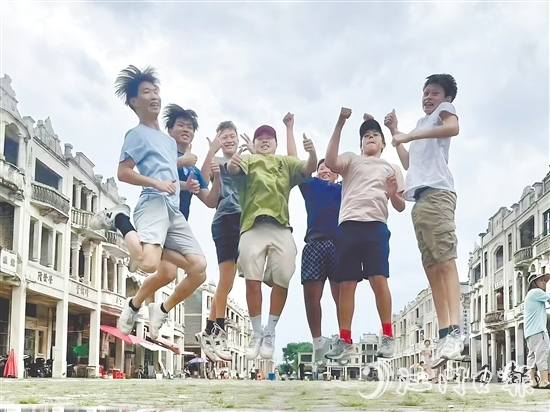 華裔青少年在端芬鎮(zhèn)梅家大院開心地合影留念。