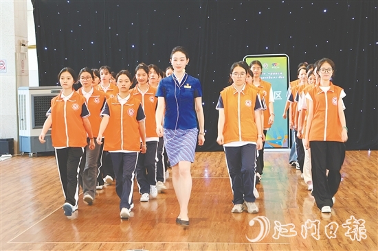 為確保服務(wù)質(zhì)量，全體志愿者參與崗前培訓(xùn)，涵蓋排球賽事通識、基本禮儀、崗位操作規(guī)范及場地動線熟悉。