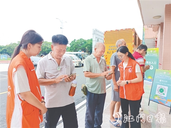 志愿者在賽場入口引導(dǎo)觀眾入場，耐心解答疑問。