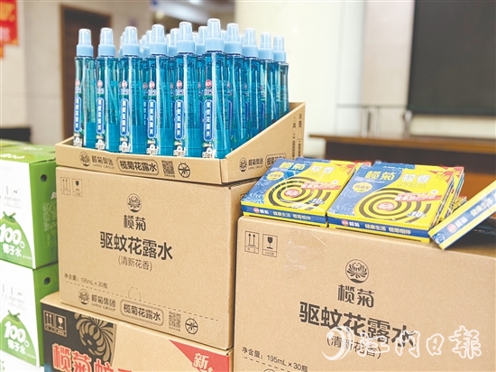 臺山市總工會為堅守崗位的職工送去防蚊防暑物資。