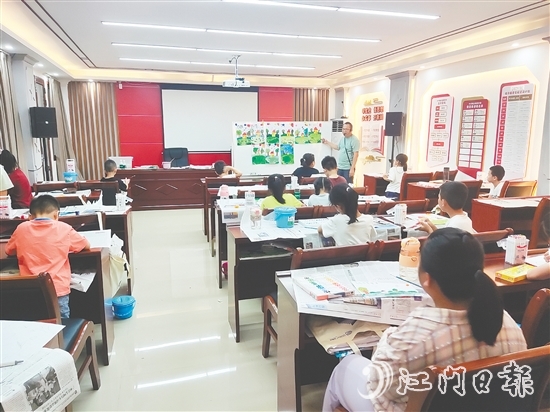 公益學(xué)堂為孩子們開(kāi)設(shè)繪畫(huà)課程。