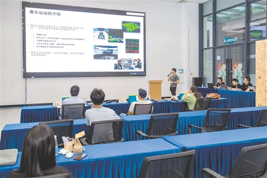 參賽企業(yè)項目在進(jìn)行7分鐘路演展示。
