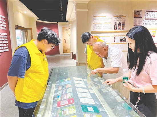 實(shí)踐隊(duì)隊(duì)員參觀沙堆鎮(zhèn)華僑文化展覽館。