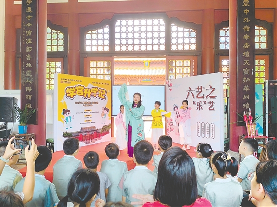 專業(yè)老師現(xiàn)場演示粵劇的水袖輕揚、花槍翻飛。