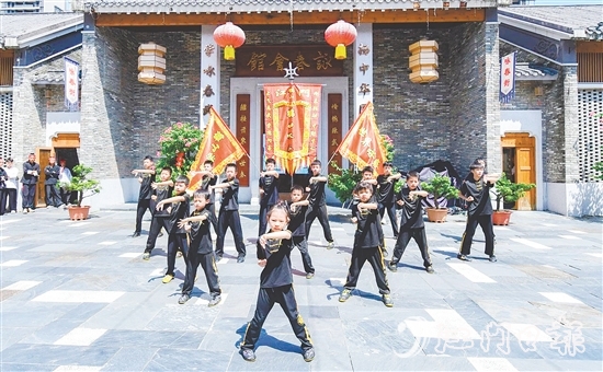 參演者一招一式如行云流水，生動展現(xiàn)詠春拳的剛?cè)岵c靈活多變。