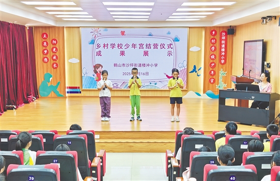 沙坪街道樓沖小學在“鄉(xiāng)村學校少年宮”活動中開設傳統(tǒng)文化類課程，悠揚笛聲浸潤學生心靈。