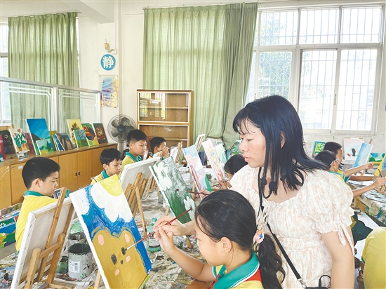 雅瑤鎮(zhèn)寶瑤小學結合本地“鐵夫文化”開設的油畫課程備受學生喜愛。