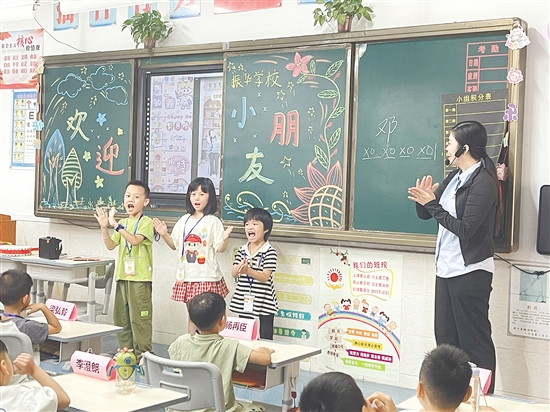 課堂上，教師通過簡(jiǎn)單易懂的講解和互動(dòng)環(huán)節(jié)，幫助小朋友們快速融入小學(xué)校園生活。