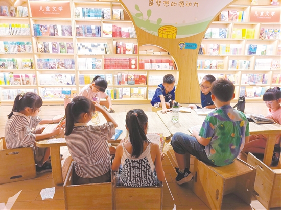 在渡·書店（奧園廣場(chǎng)店），孩子們暢游書海，共同奔赴南國書香節(jié)的“盛夏書約”。