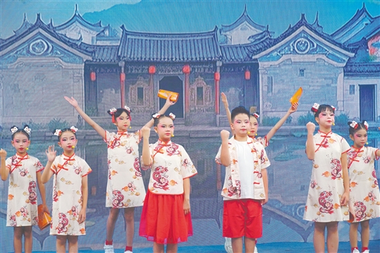 在開幕式上，原創(chuàng)粵曲小調(diào)《筆筒裝米》悠揚(yáng)開場(chǎng)。