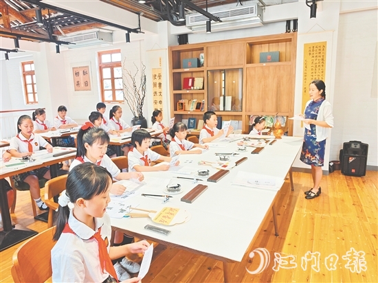 “無負(fù)今日?少年讀書班”在梁?jiǎn)⒊示有氯A悅讀空間舉行。