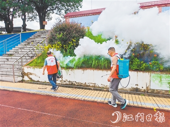 行動中，志愿者分工協(xié)作，清理蚊蟲孳生地，開展消殺工作。
