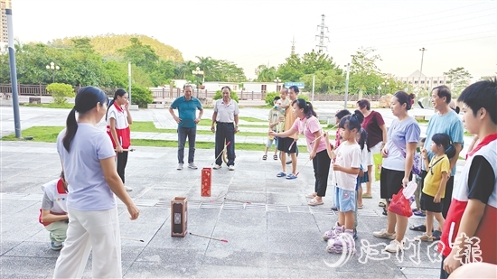 投壺區(qū)前人頭攢動，市民紛紛體驗(yàn)這一傳統(tǒng)體育活動項(xiàng)目。