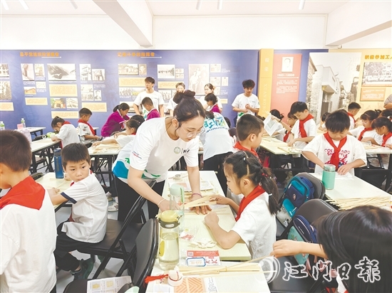 團恩平市委攜手“青年大學(xué)生突擊隊”下鄉(xiāng)服務(wù)，組建充滿活力的“官方帶娃團”，把“夏日課堂”開設(shè)到群眾最需要的地方。