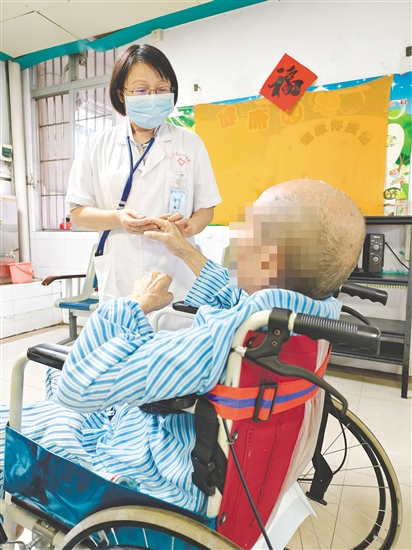 邵麗川是銀發(fā)患者的“家屬”。
