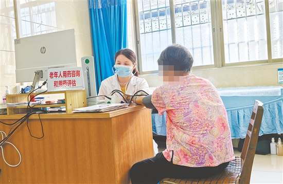 蘇鈺云細(xì)致地為患者調(diào)整用藥，并答疑解惑。