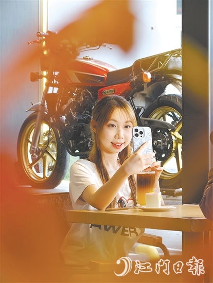 不少機(jī)車(chē)愛(ài)好者在“MORKE摩可咖啡”與經(jīng)典機(jī)車(chē)合影。