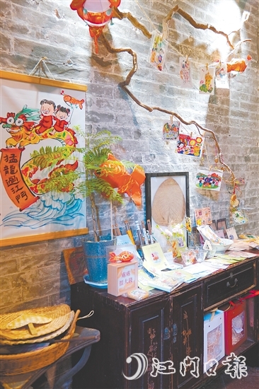 “黃家巷9號(hào)咖啡”店內(nèi)展示了各種五邑文創(chuàng)產(chǎn)品。