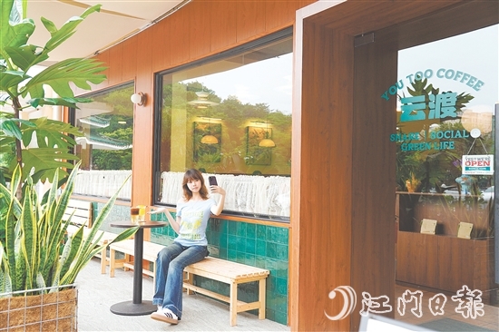 “云渡咖啡”以法式自然風(fēng)為設(shè)計(jì)基調(diào)，隨便一拍，都是森系電影大片的感覺(jué)。