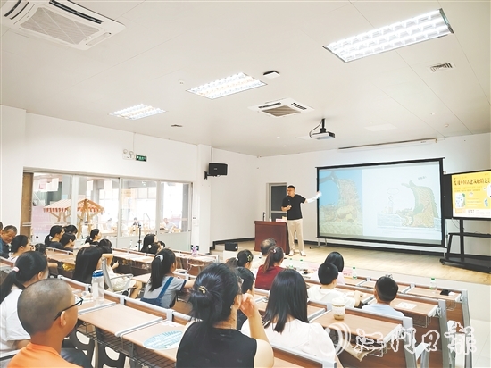楊大煒借助生動(dòng)視頻與趣味圖案為大家解析中國(guó)古建筑的特點(diǎn)。